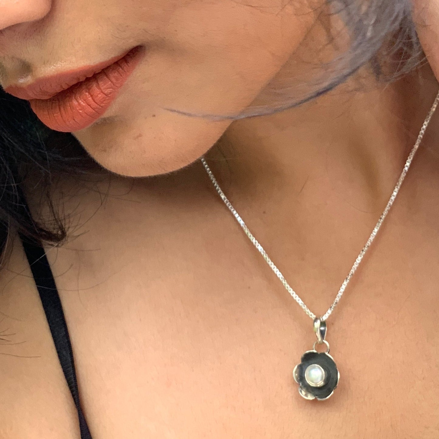 Pearl Floral Pendant With Chain